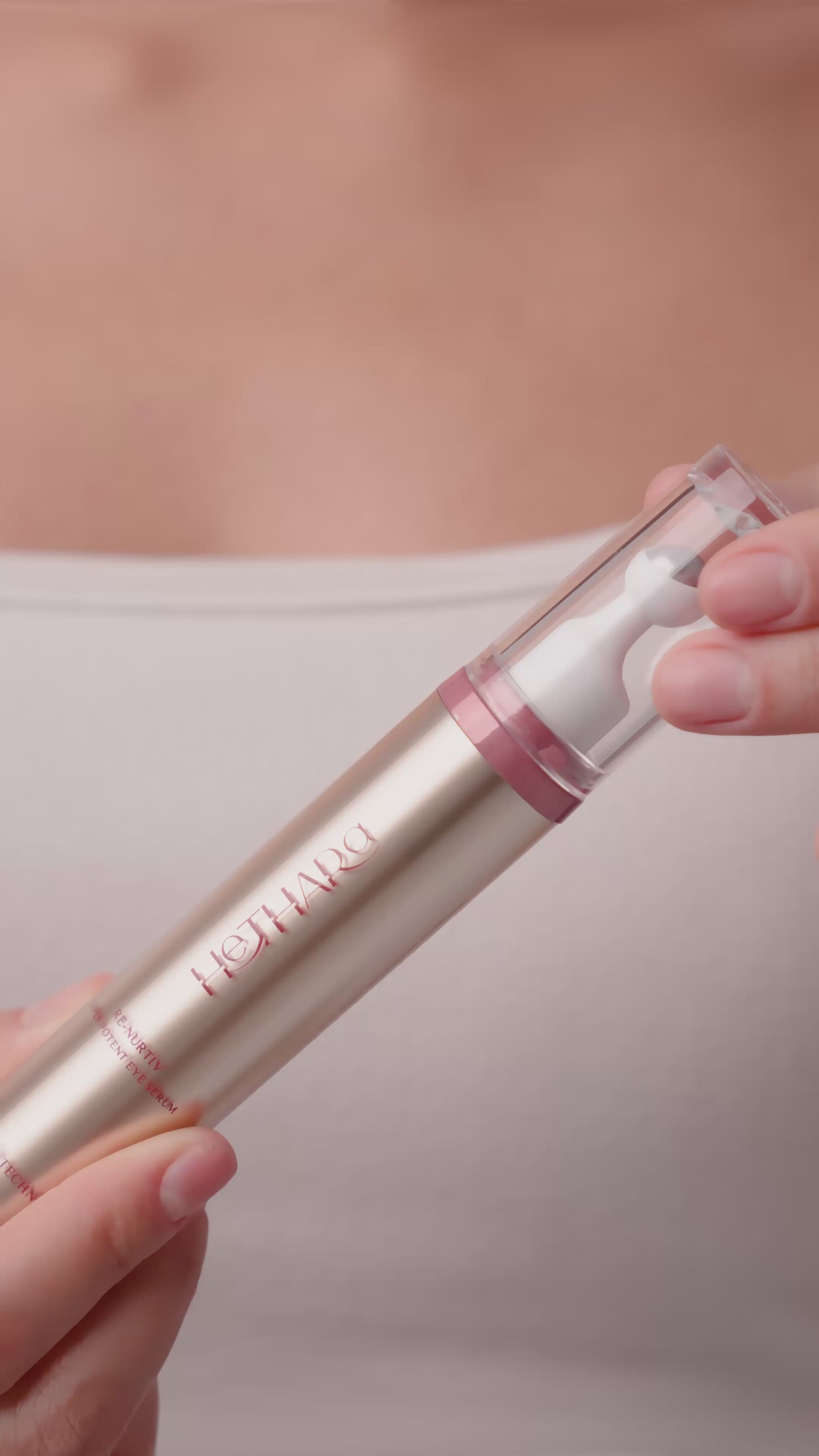 Re-Nurtiv Super Potent Eye Serum by Hethara — cooling metal applicator in use | فيديو سيروم العين بالمطبّق المعدني