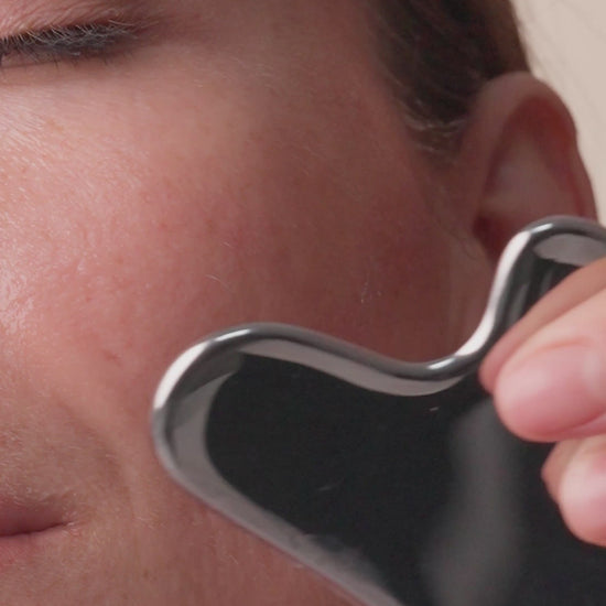 Stainless Steel Gua Sha by Hethara — facial sculpting technique demonstrated | فيديو طريقة استخدام الجوا شا من هيثارا