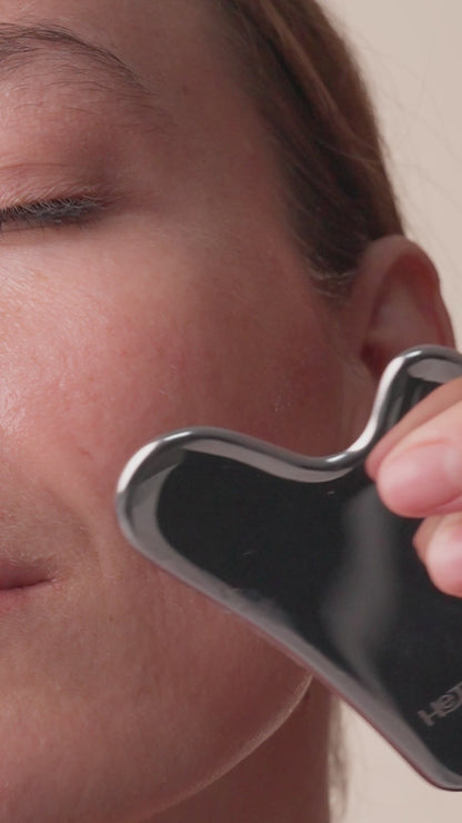 Stainless Steel Gua Sha by Hethara — facial sculpting technique demonstrated | فيديو طريقة استخدام الجوا شا من هيثارا