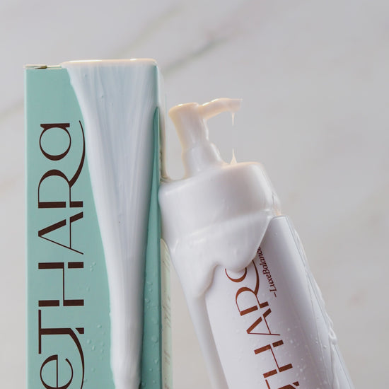 LuxeBalance Botanical Exfoliating Cleanser by Hethara — creamy gel lathering on wet skin | فيديو الغسول النباتي المقشر من هيثارا